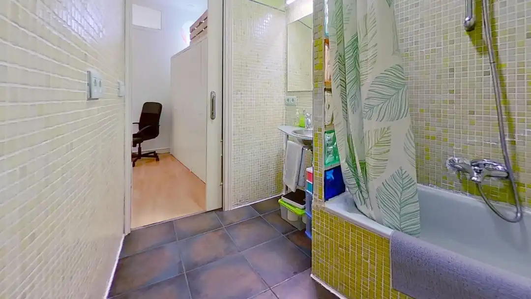 Bathroom of Apartments for rent in Madrid  with Air Conditioner and Heating