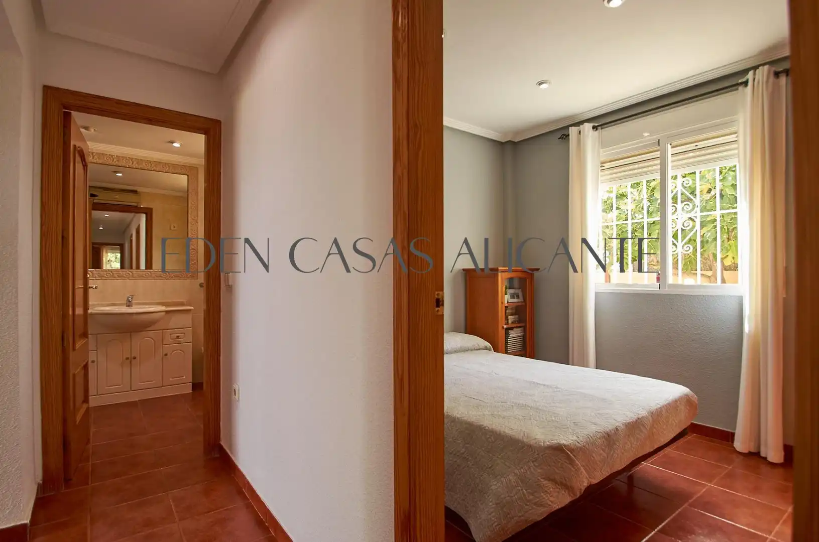 Schlafzimmer von Haus oder Chalet zum Verkauf in Mutxamel mit Klimaanlage, Heizung und Privatgarten