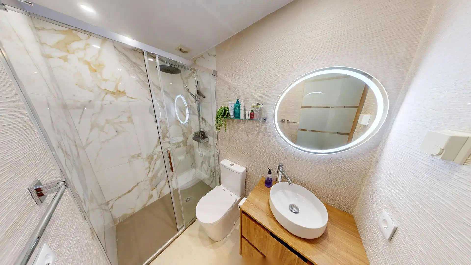 Badezimmer von Wohnung zum Verkauf in Mijas mit Klimaanlage, Heizung und Privatgarten