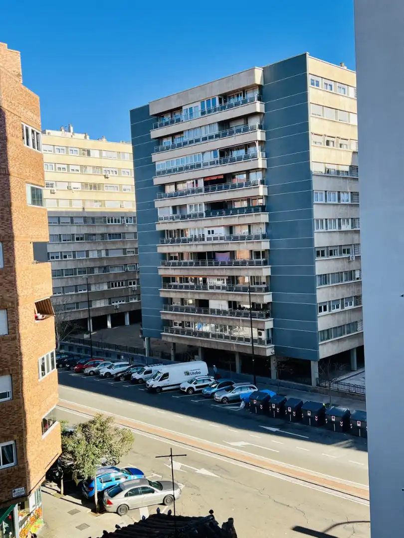 Vista exterior de Piso en venta en Zaragoza con Calefacción, Amueblado y Horno