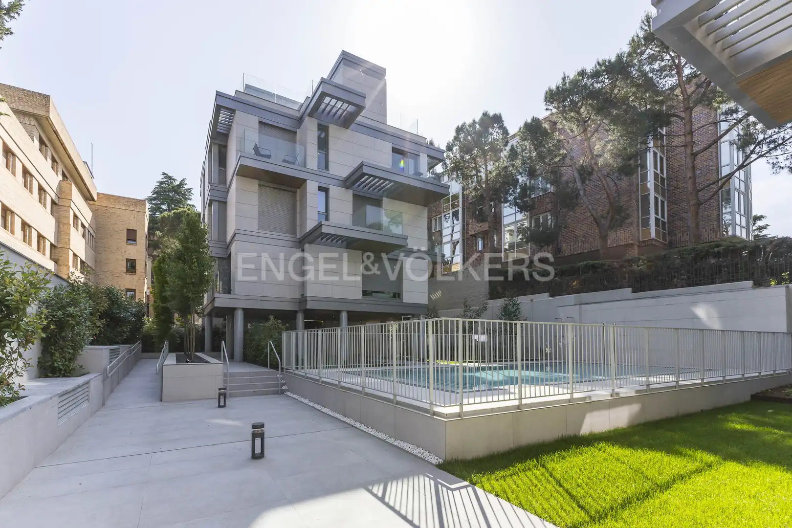 Vista exterior de Dúplex en venta en Madrid con Calefacción, Terraza y Trastero