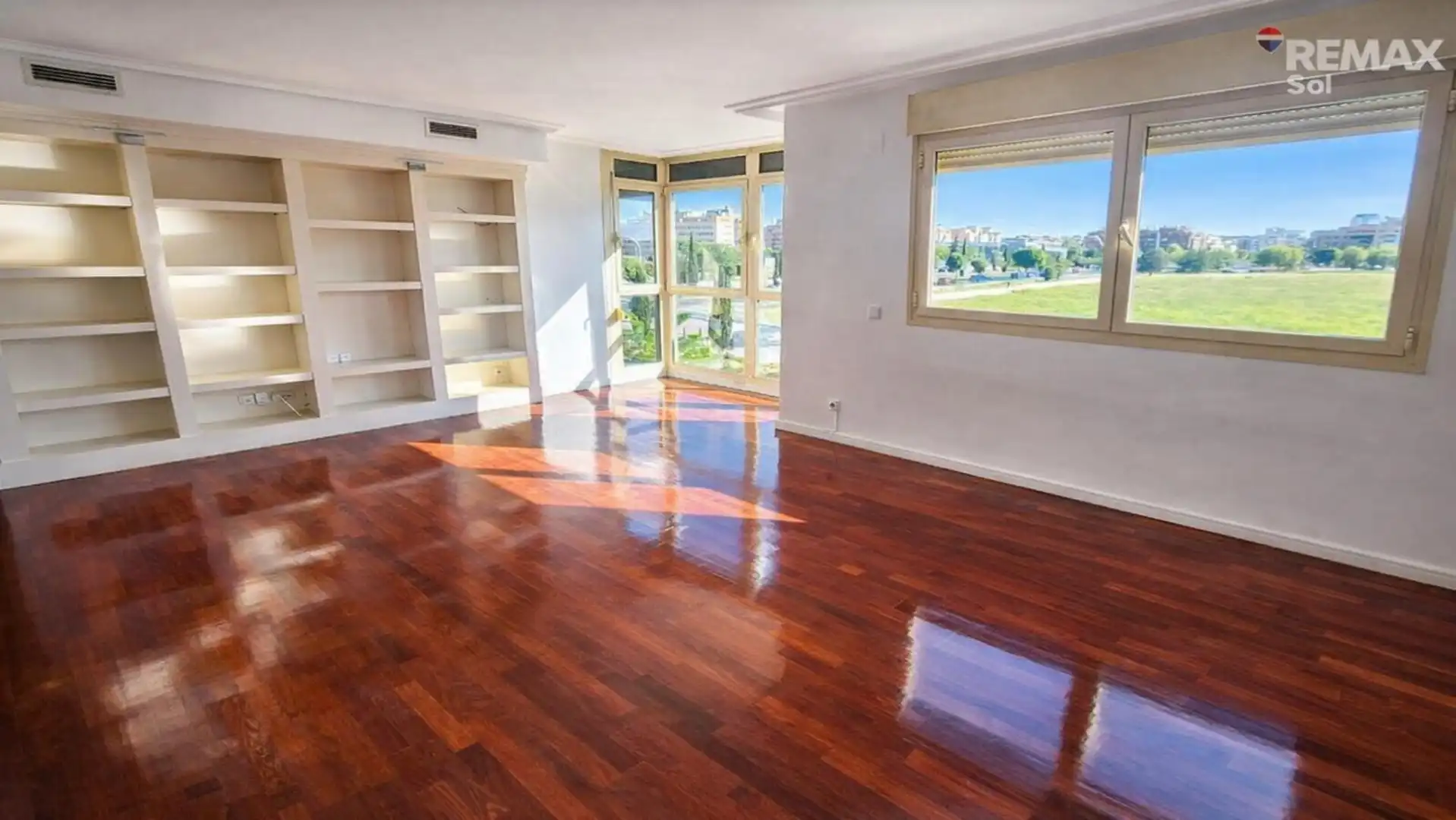 Sala de estar de Piso en venta en Madrid con Jardín privado, Parquet y Piscina comunitaria