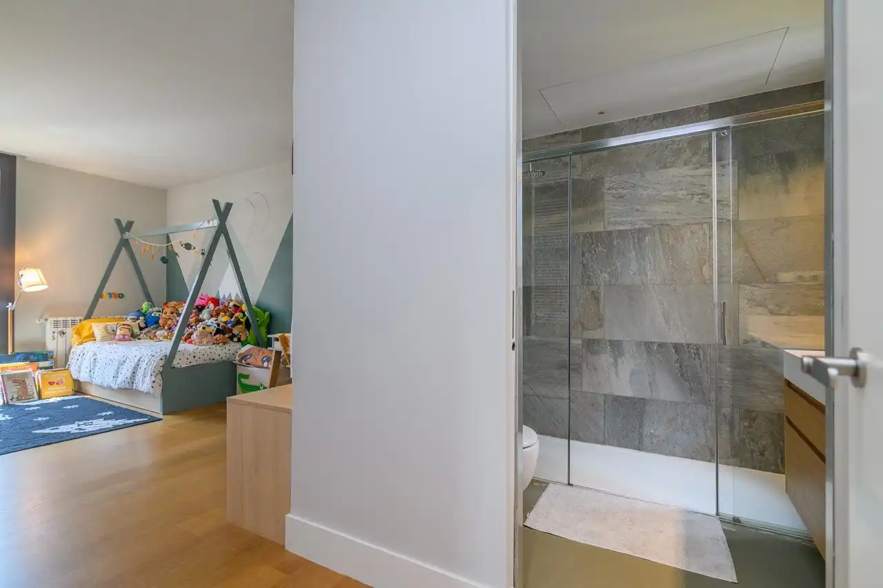 Badezimmer von Dachboden zum Verkauf in Barcelona mit Klimaanlage, Heizung und Terrasse