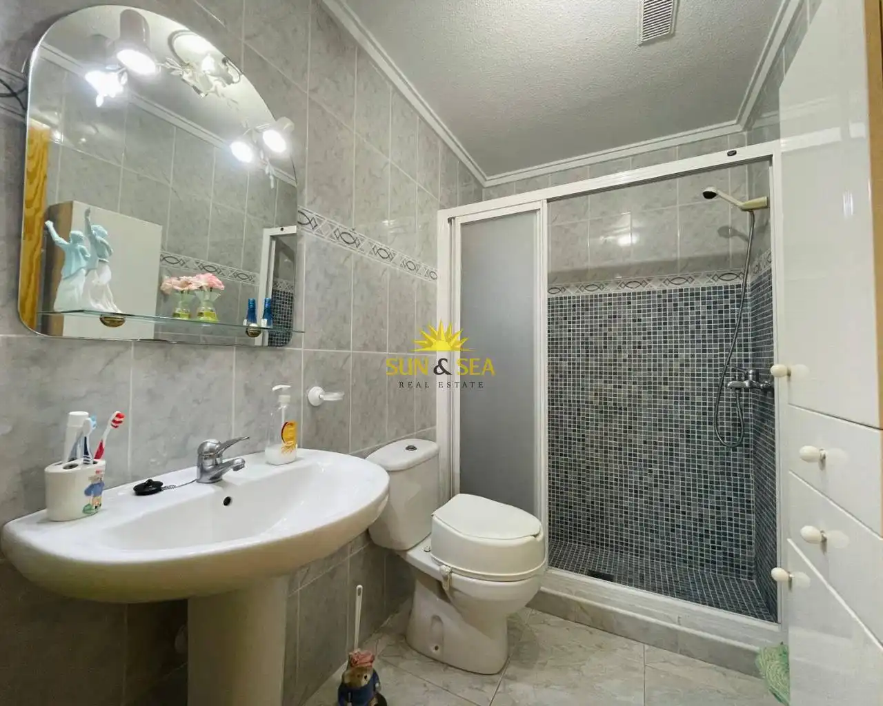 Bany de Apartament de lloguer en Torrevieja amb Terrassa, Moblat i Forn