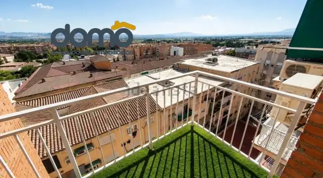 Vista exterior de Piso para compartir en Granada con Parquet, Amueblado y Lavadora