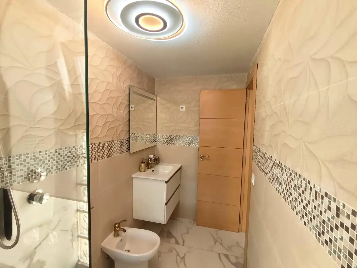 Badezimmer von Einfamilien-Reihenhaus zum Verkauf in Petrer mit Klimaanlage, Heizung und Gemeinschaftspool
