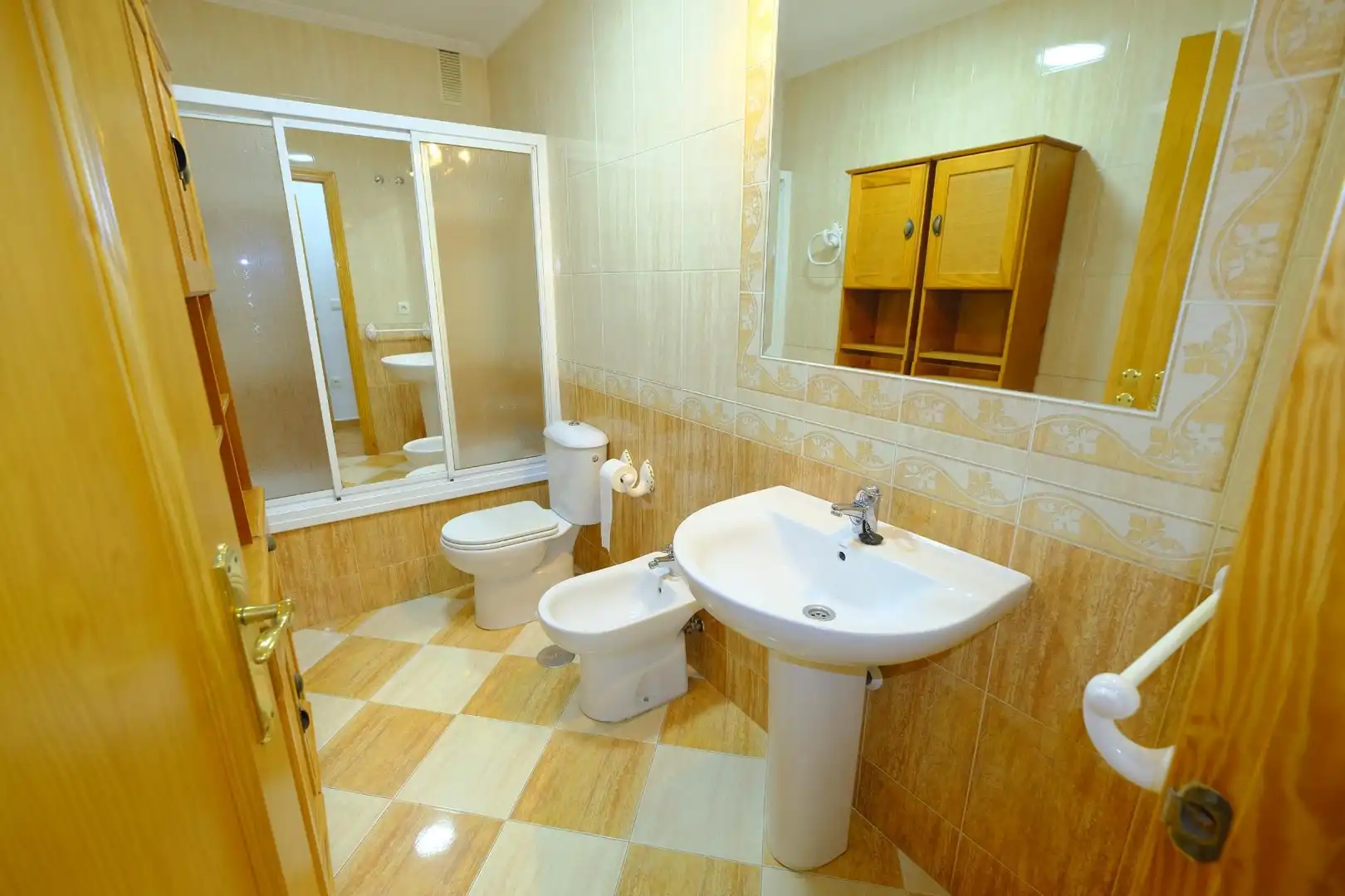 Bathroom of Flat for rent in Alcalá de Guadaira  with Terrace, Storage room and Furnished