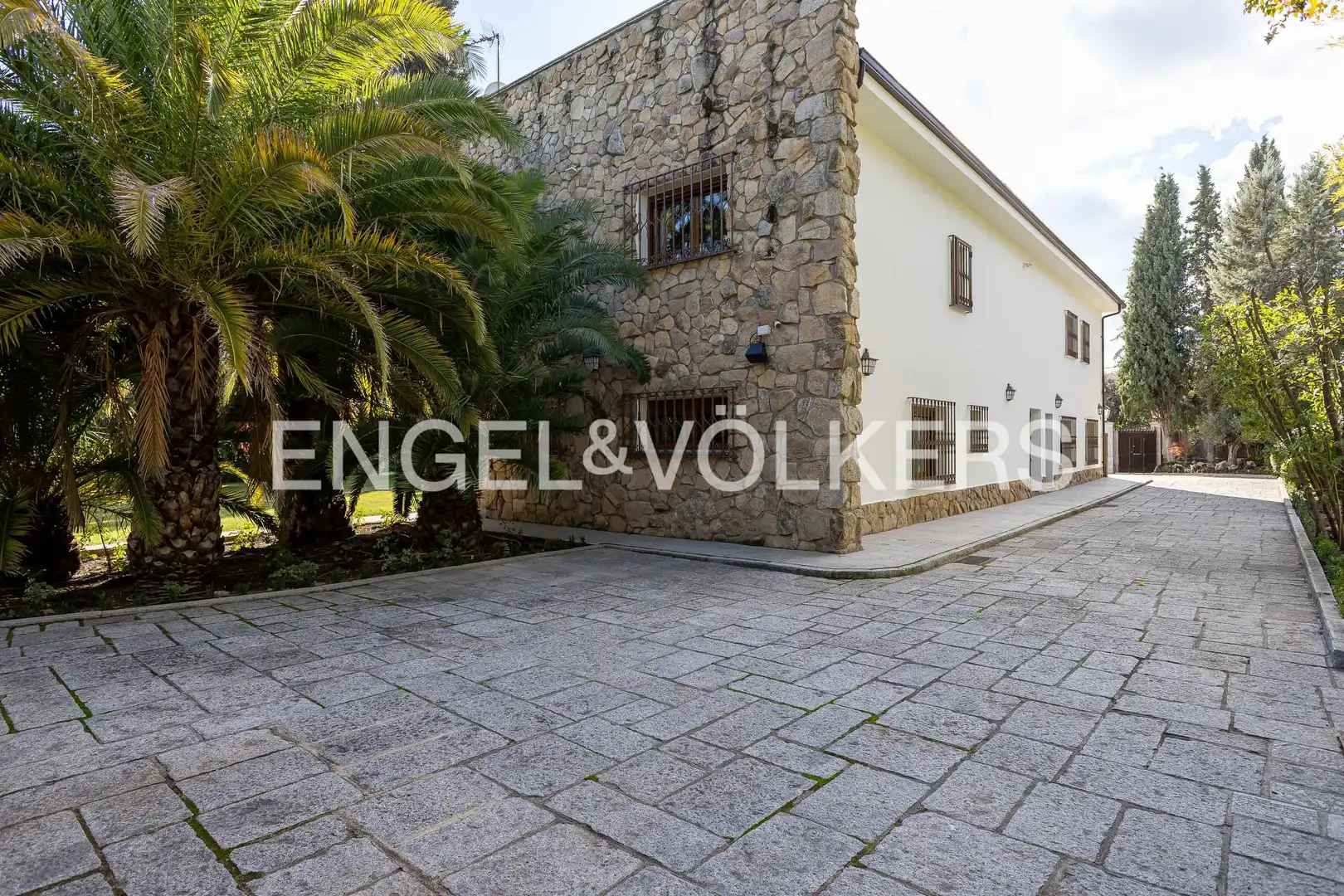 Vista exterior de Casa o xalet de lloguer en Madrid amb Aire condicionat, Calefacció i Jardí privat