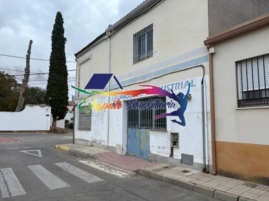 Nave industrielle avec ascenseur à vendre à Calle Santa Ana 7
