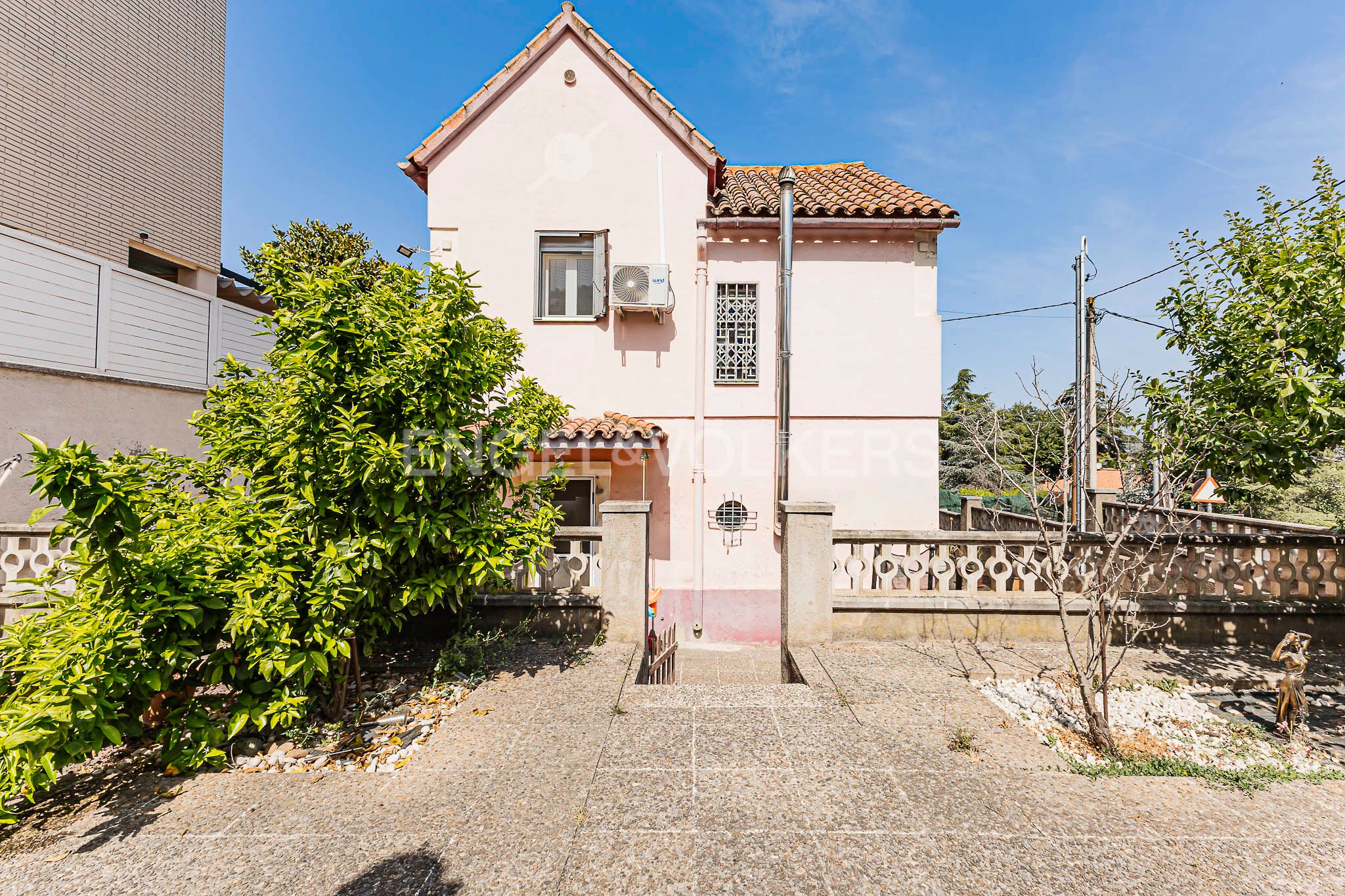 Vista exterior de Casa o xalet en venda en Montcada i Reixac amb Aire condicionat, Calefacció i Jardí privat