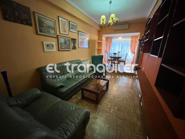 Living room of Flat to rent in  Madrid Capital  with Air Conditioner, Parquet flooring and Furnished