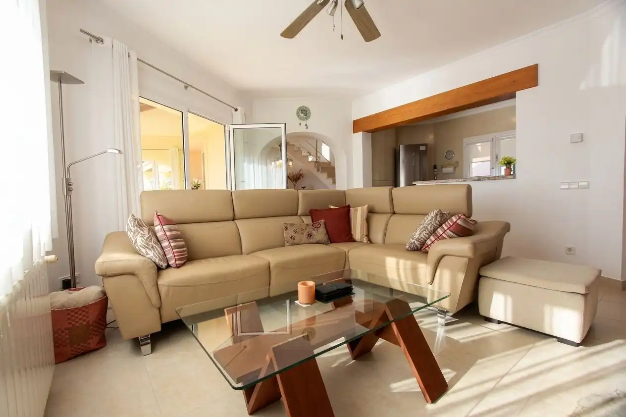 Sala d'estar de Casa o xalet en venda en Calpe / Calp amb Aire condicionat, Calefacció i Jardí privat