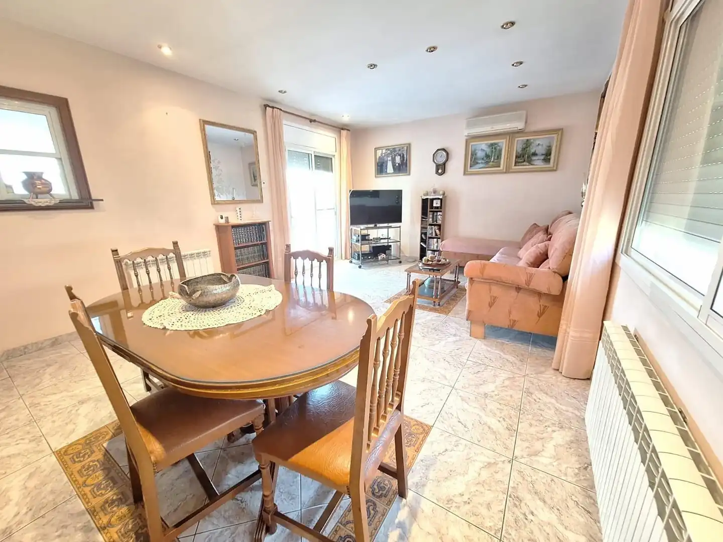 Wohnzimmer von Country house zum Verkauf in Santa Eulàlia de Ronçana mit Klimaanlage, Privatgarten und Terrasse