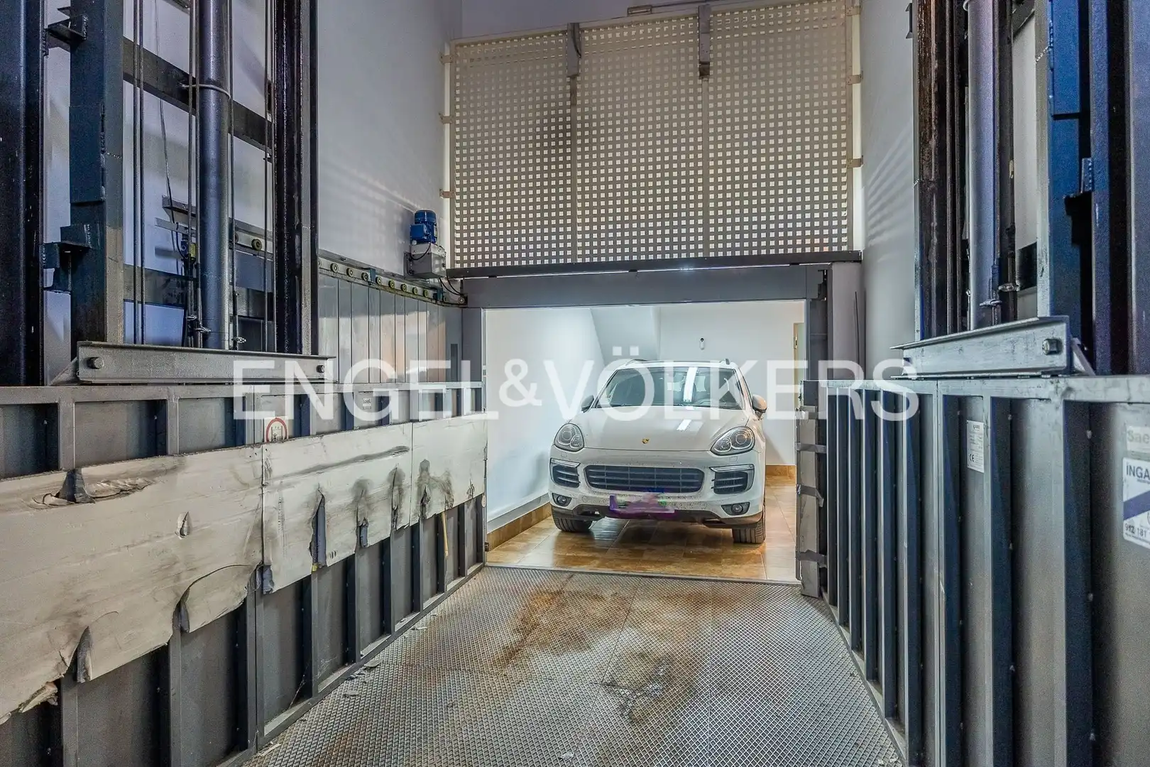 Parking of Detached homes for sale in Sevilla  with Air Conditioner, Heating and Storage room