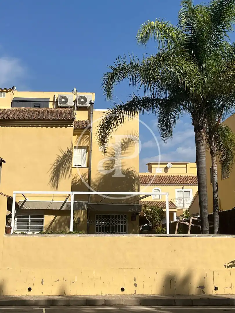 Vista exterior de Casa o xalet en venda en Godelleta amb Aire condicionat, Calefacció i Jardí privat