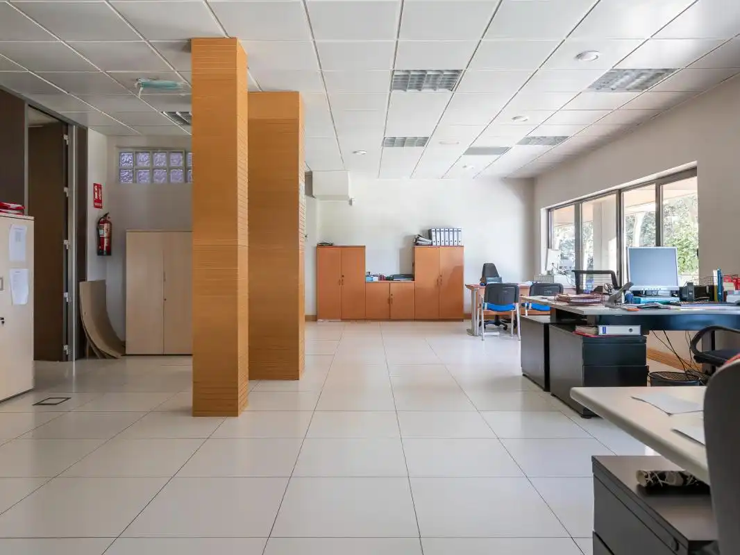 Commercial properties for rent in Pozuelo de Alarcón  with Air Conditioner and Heating