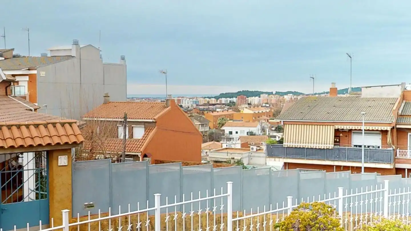 Vista exterior de Casa o xalet en venda en Viladecans amb Jardí privat i Terrassa