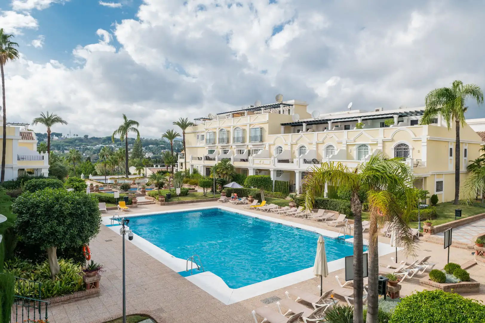 Vista exterior de Dúplex en venda en Marbella amb Aire condicionat, Terrassa i Traster