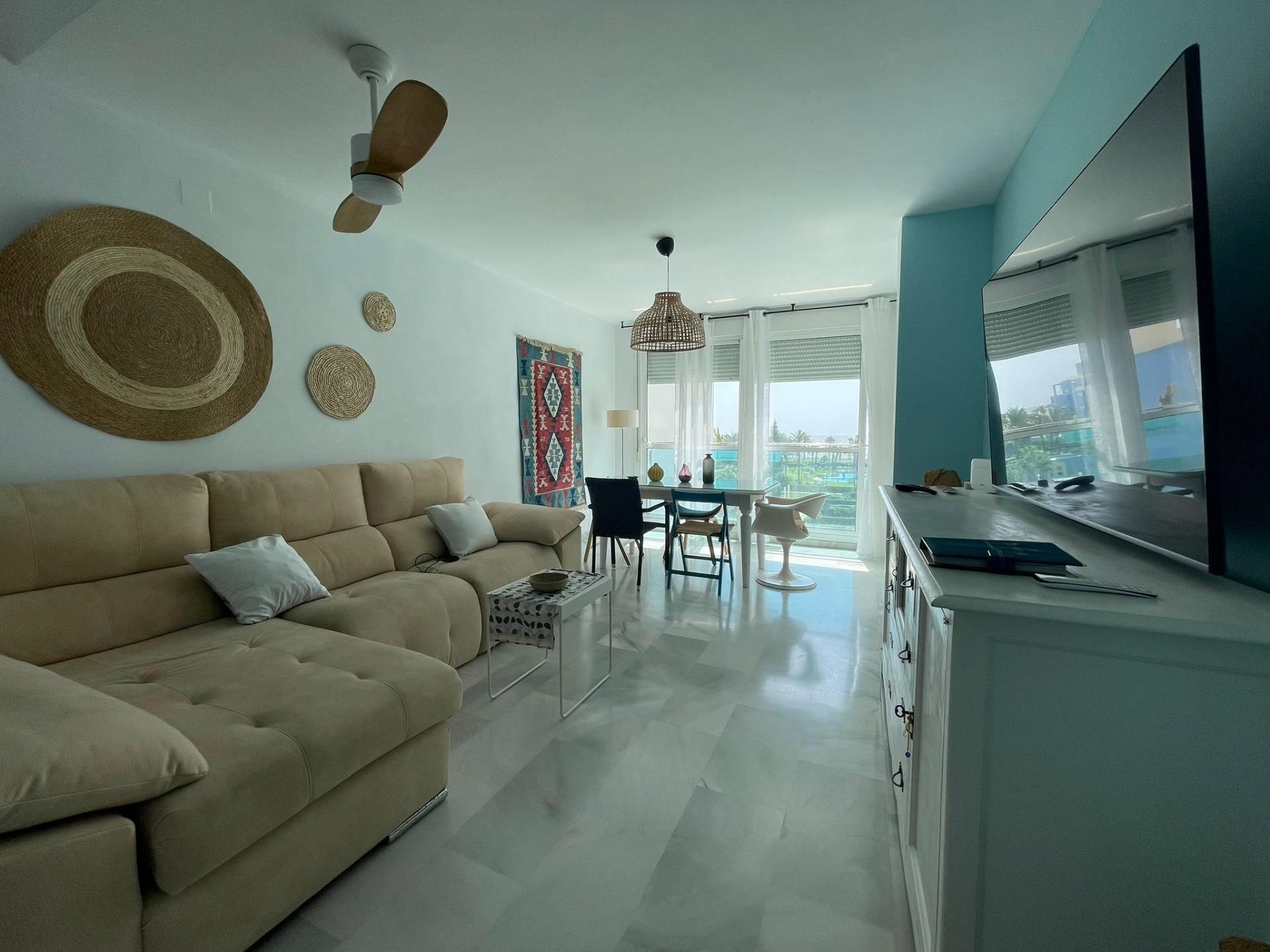 Sala d'estar de Pis en venda en Roquetas de Mar amb Aire condicionat, Terrassa i Piscina comunitària