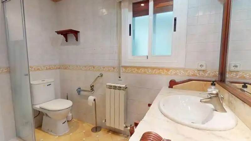 Bany de Casa o xalet en venda en La Muela amb Aire condicionat, Calefacció i Jardí privat