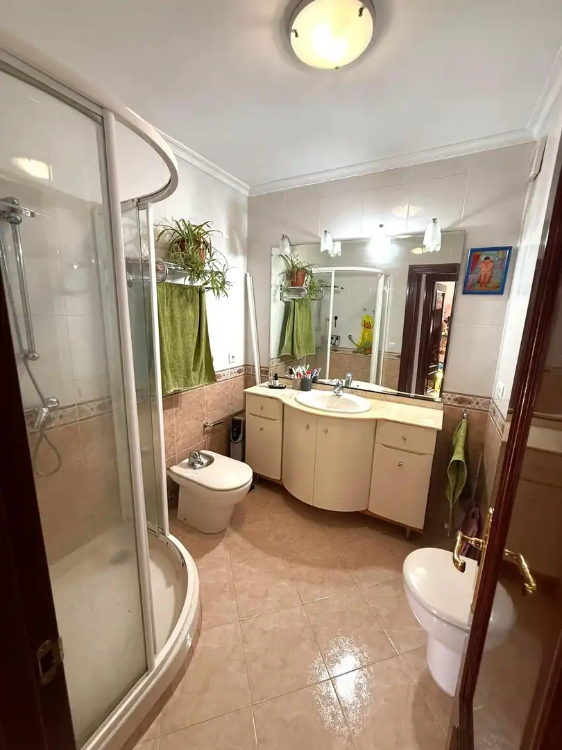 Bathroom of Flat for sale in Sevilla  with Air Conditioner and Terrace