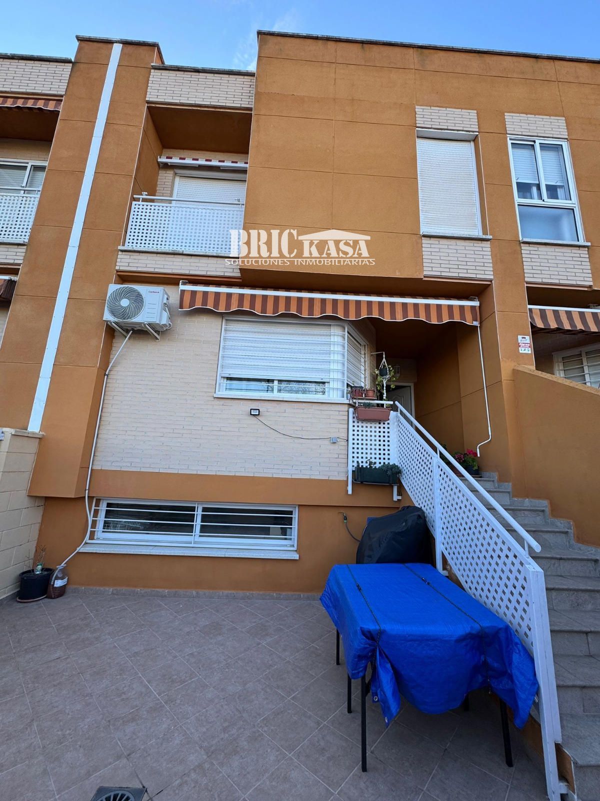 Vista exterior de Casa adosada en venta en Cáceres Capital con Aire acondicionado, Calefacción y Terraza