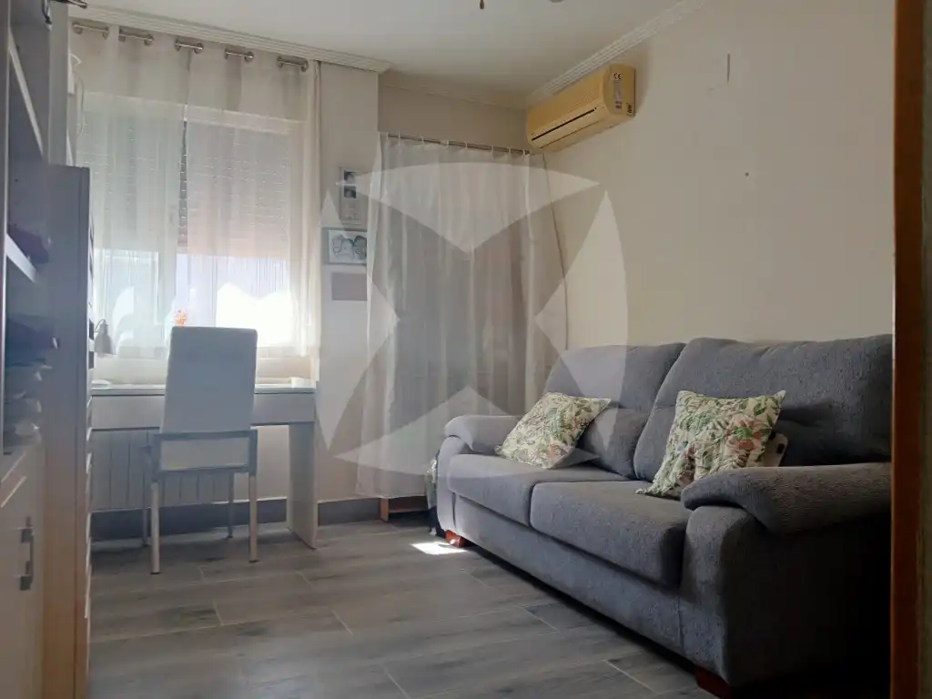 Sala d'estar de Casa adosada en venda en Cáceres amb Terrassa