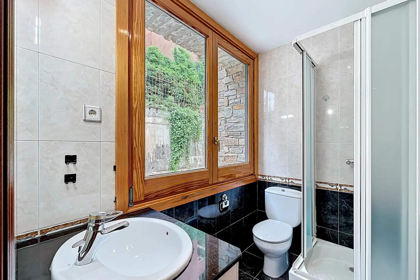 Badezimmer von Haus oder Chalet zur Miete in Escaldes – Engordany mit Heizung, Privatgarten und Parkett