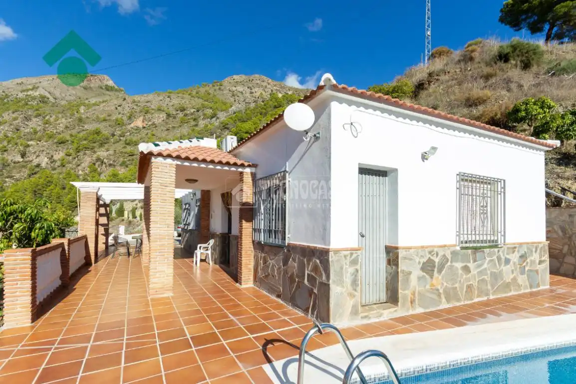 Vista exterior de Finca rústica en venda en Nerja amb Piscina