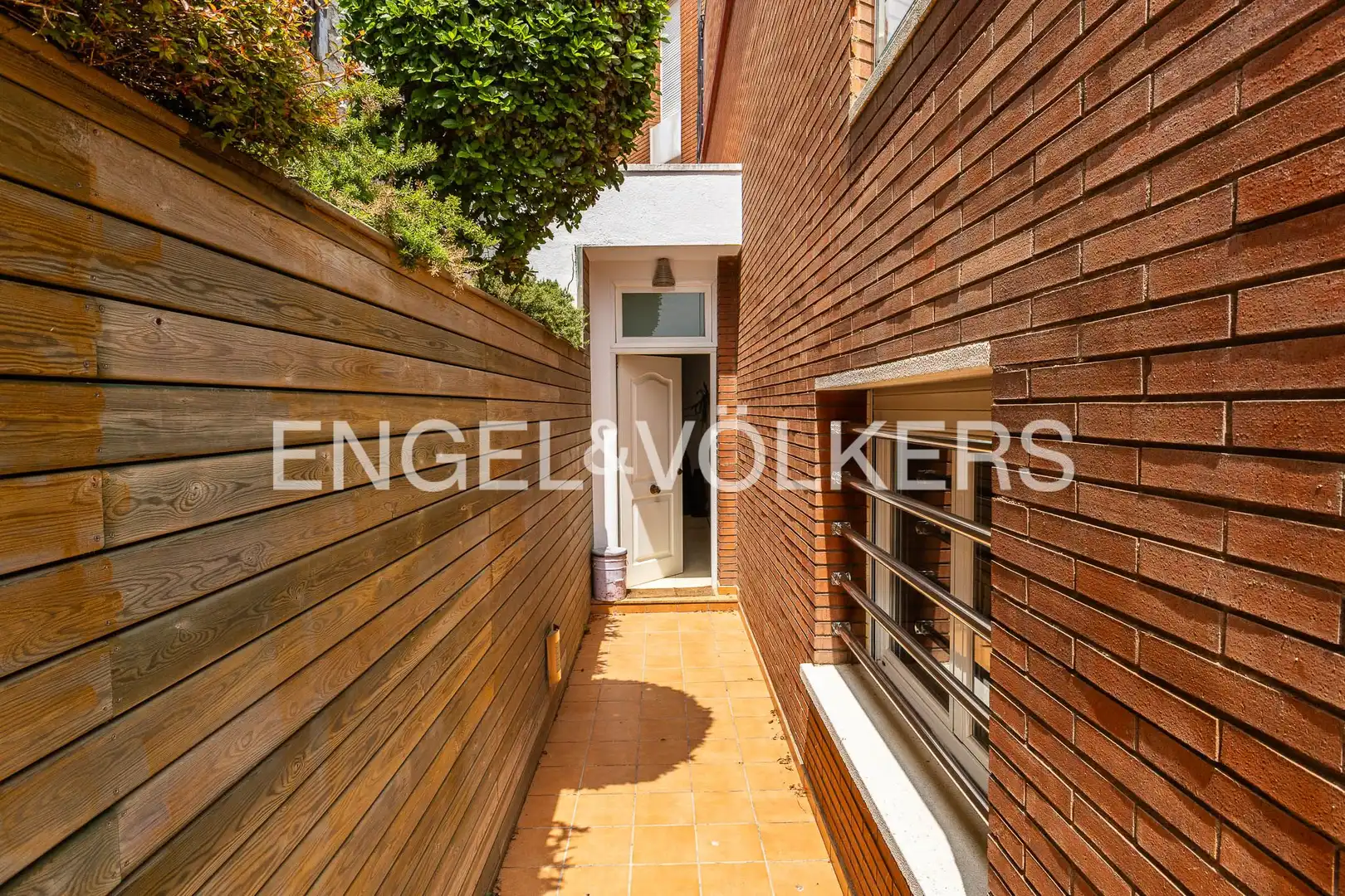 Vista exterior de Casa o xalet en venda en El Masnou amb Aire condicionat, Calefacció i Jardí privat
