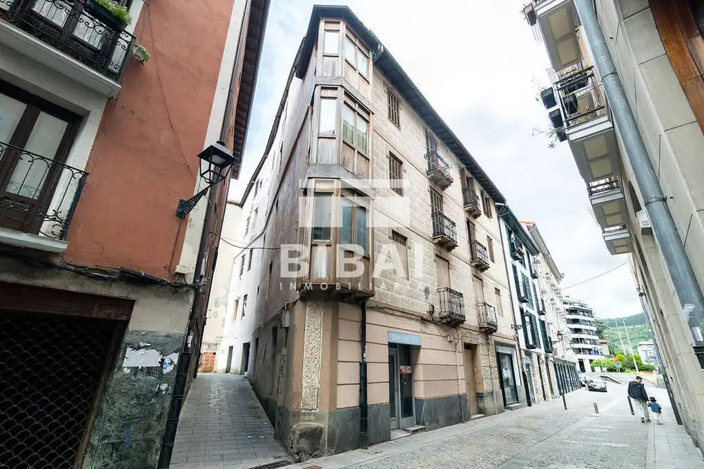 Vista exterior de Edificio en venta en Arrasate / Mondragón