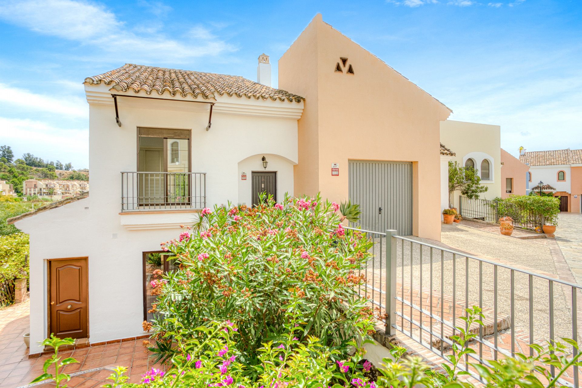 Exterior view of Single-family semi-detached for sale in Benahavís  with Air Conditioner, Private garden and Terrace