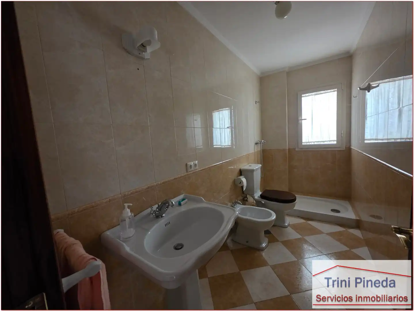 Badezimmer von Wohnung zum Verkauf in Sevilla mit Ofen und Waschmaschine
