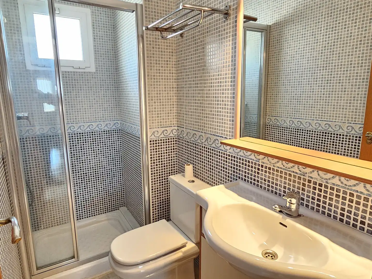 Baño de Piso de alquiler en Santa Pola con Terraza y TV