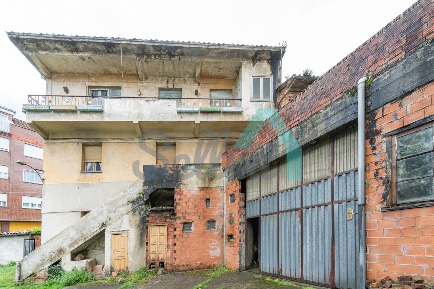 Vista exterior de Casa o xalet en venda en San Martín del Rey Aurelio amb Jardí privat, Terrassa i Traster