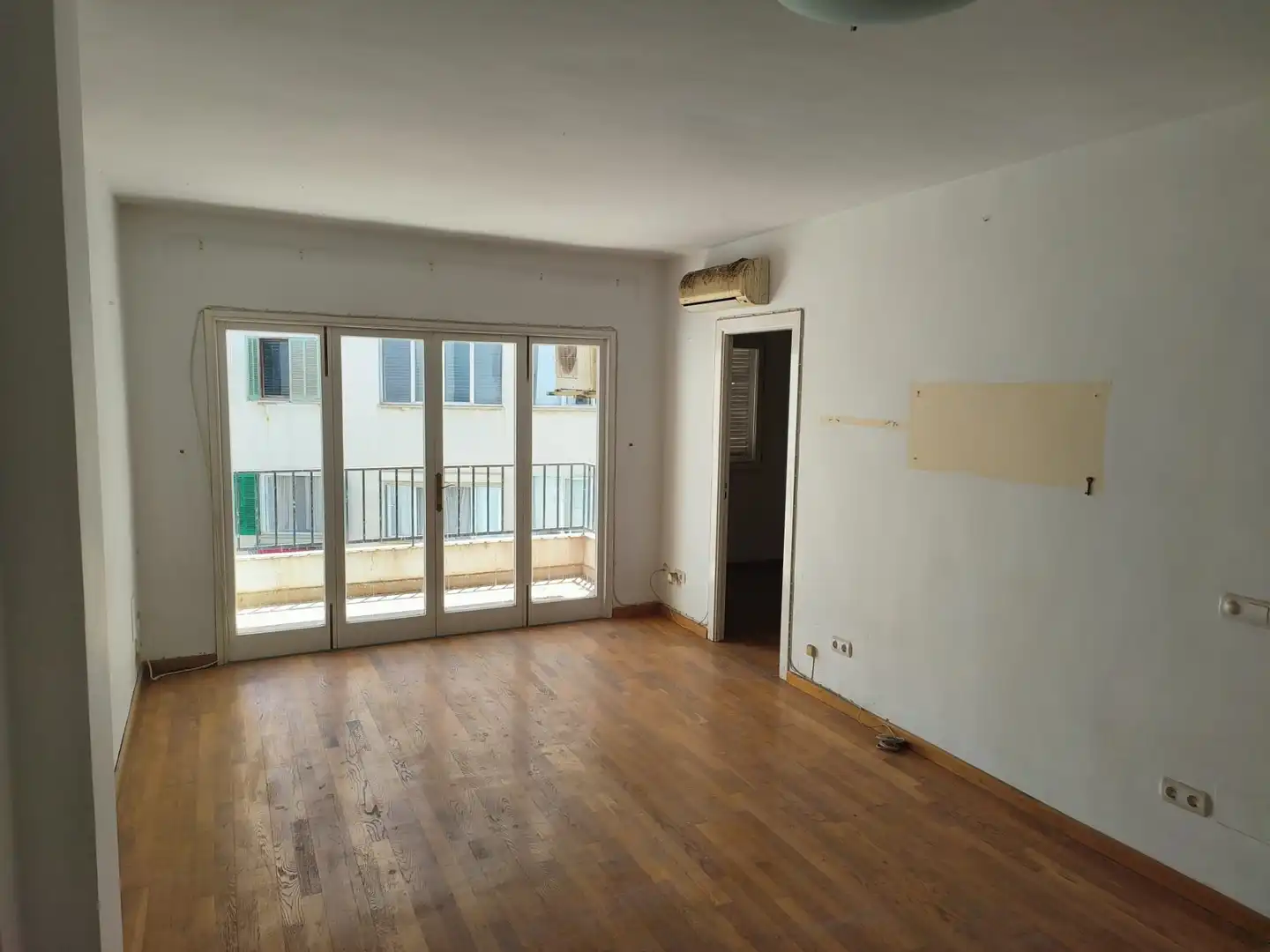 Flat with lift for sale in Passatge Particular de Santa Catalina de Sena 11, imagen 2