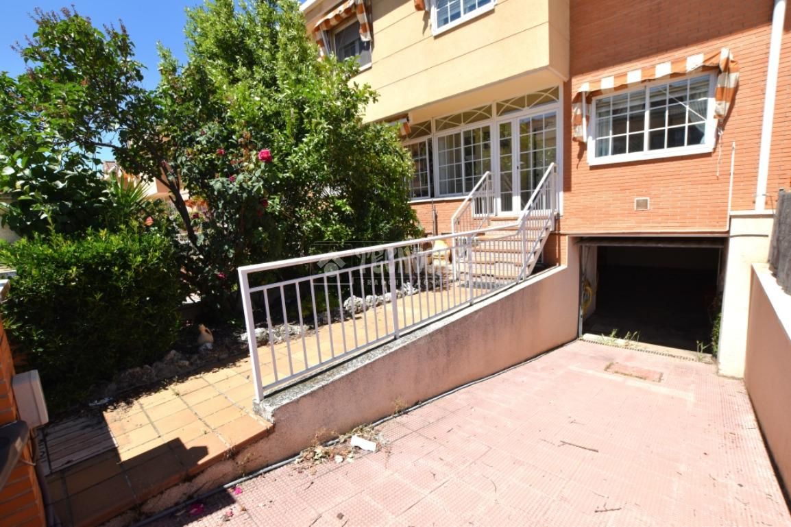 Vista exterior de Casa adosada en venda en Getafe amb Aire condicionat, Calefacció i Parquet