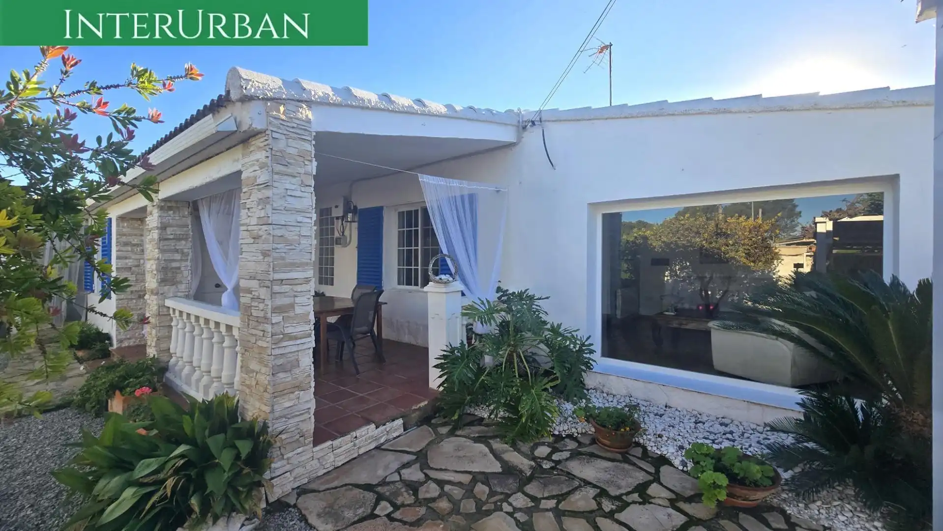 Vista exterior de Casa o xalet en venda en La Pobla de Vallbona amb Aire condicionat, Calefacció i Jardí privat