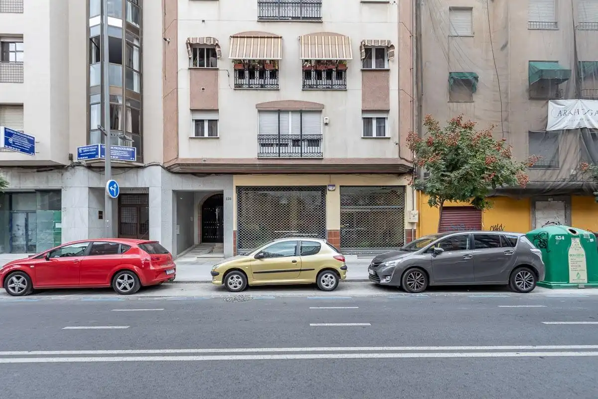 Vista exterior de Local en venta en Granada con Aire acondicionado