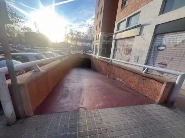 Parkplatz von Garage zur Miete in Badalona mit Alarm