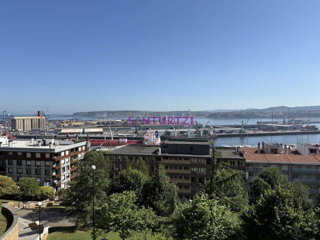 Vista exterior de Pis en venda en Santurtzi  amb Calefacció