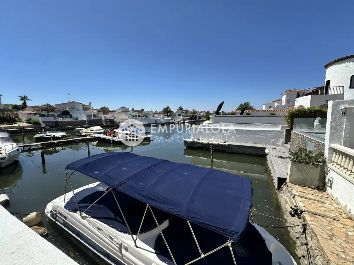 Vista exterior de Casa o chalet en venta en Empuriabrava con Aire acondicionado, Piscina y Amueblado