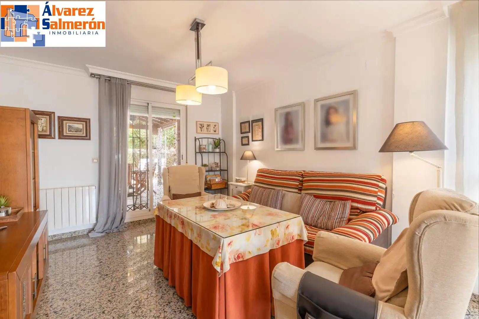 Sala d'estar de Casa o xalet en venda en La Zubia amb Calefacció, Jardí privat i Terrassa