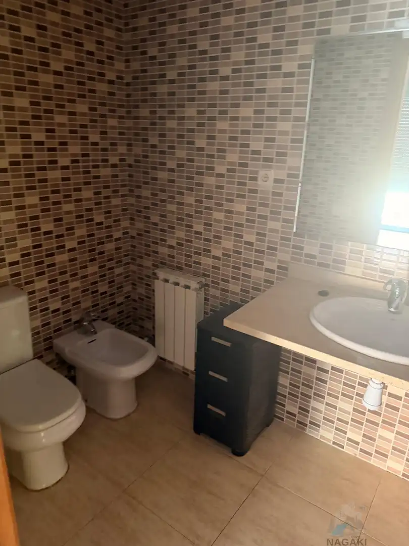 Badezimmer von Wohnung zum Verkauf in Salt mit Klimaanlage und Heizung