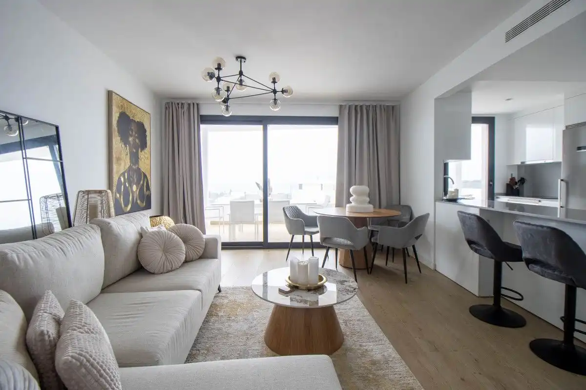 Sala d'estar de Apartament de lloguer en Estepona amb Aire condicionat, Calefacció i Terrassa