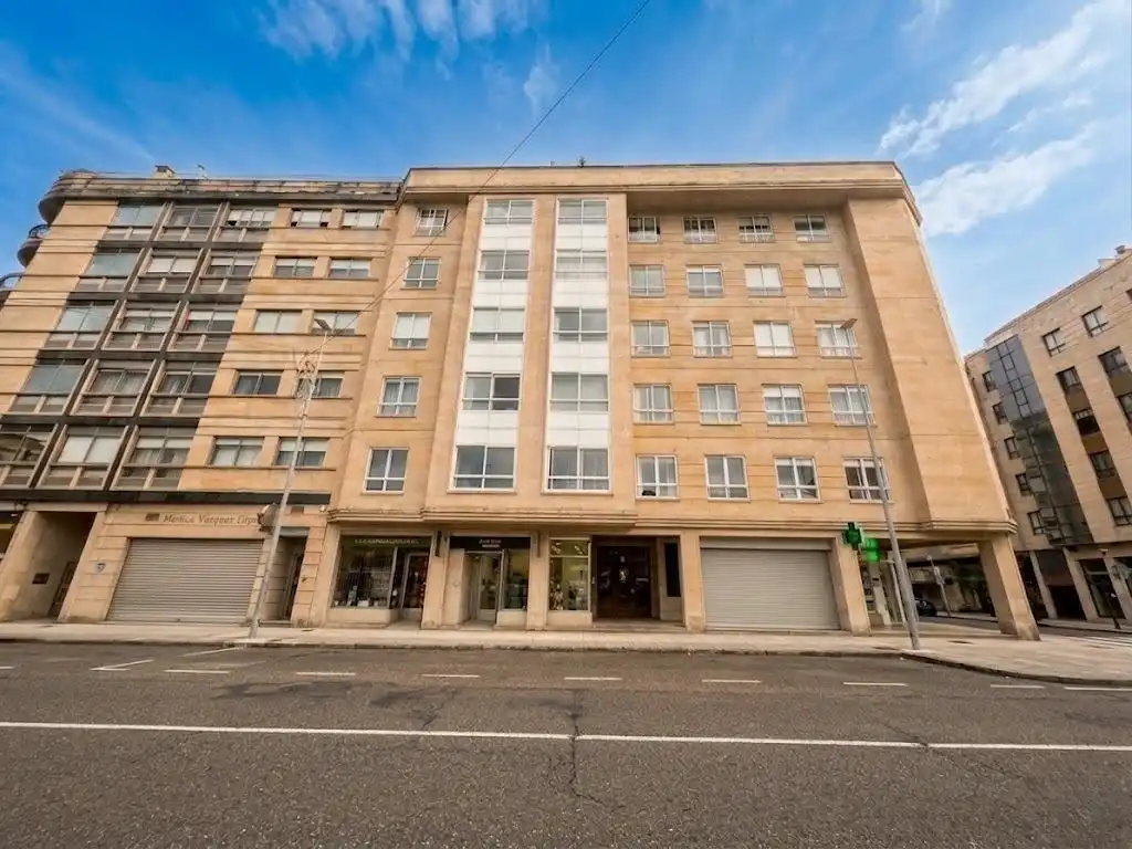 Vista exterior de Piso en venta en Vigo  con Calefacción