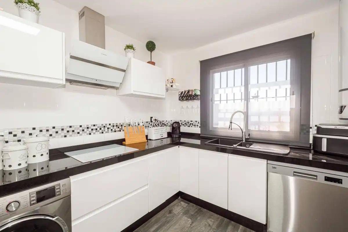 Cocina de Casa o chalet en venta en Huévar del Aljarafe con Aire acondicionado, Calefacción y Jardín privado