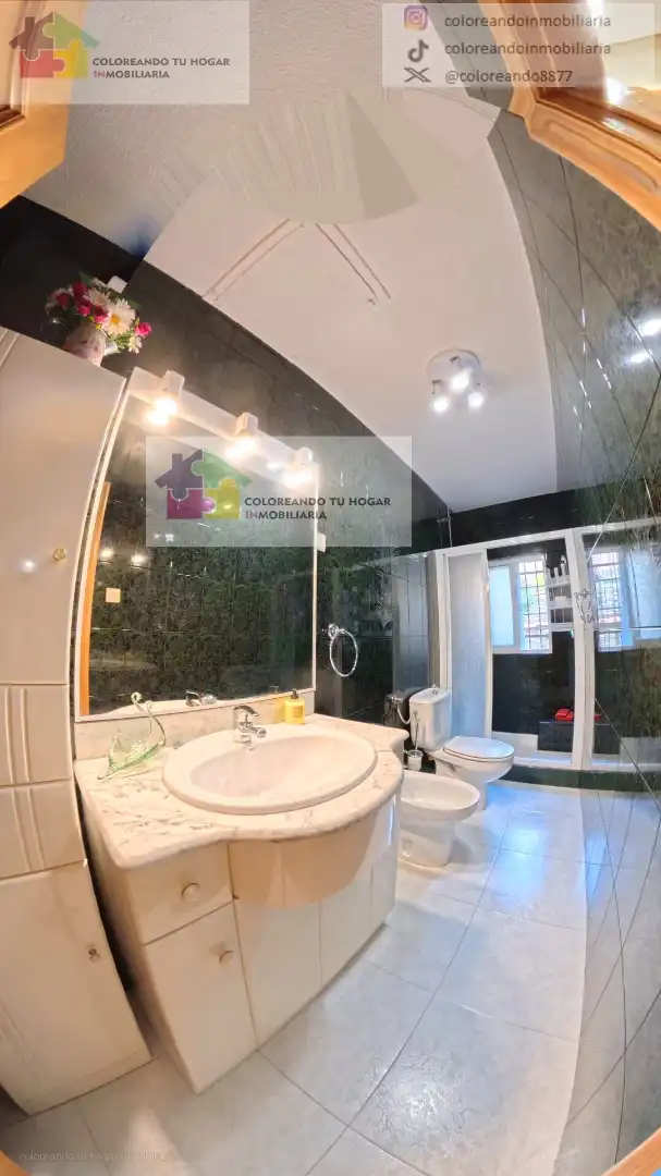 Bany de Casa o xalet en venda en La Pola de Gordón  amb Calefacció, Jardí privat i Parquet