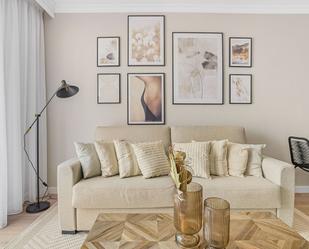 Sala d'estar de Dúplex en venda en Estepona amb Jardí privat, Terrassa i Traster