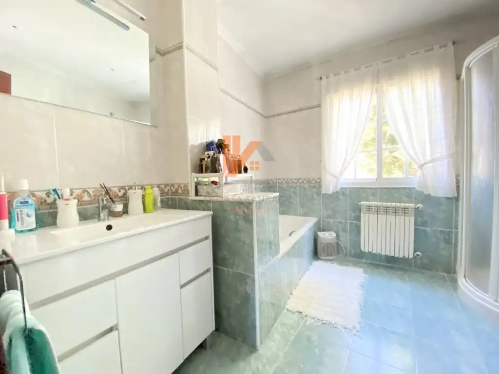 Bathroom of Houses for sale in Santiago de Compostela   with Private garden, Oven and Internet